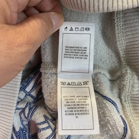 Disney Parks Women’s Size Medium Walt Disney World 2018 Sweatshirt Embroidered - Picture 8 of 10